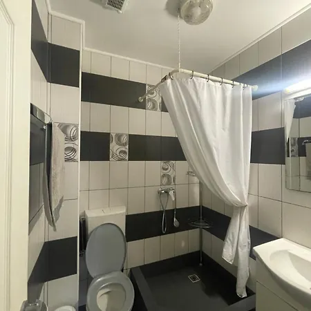 Costin - De Inchiriat Гостьовий будинок *